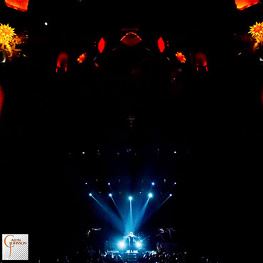 Center beams of light shining down on Anthony Hamilton singing at his Back to Love Tour Concert