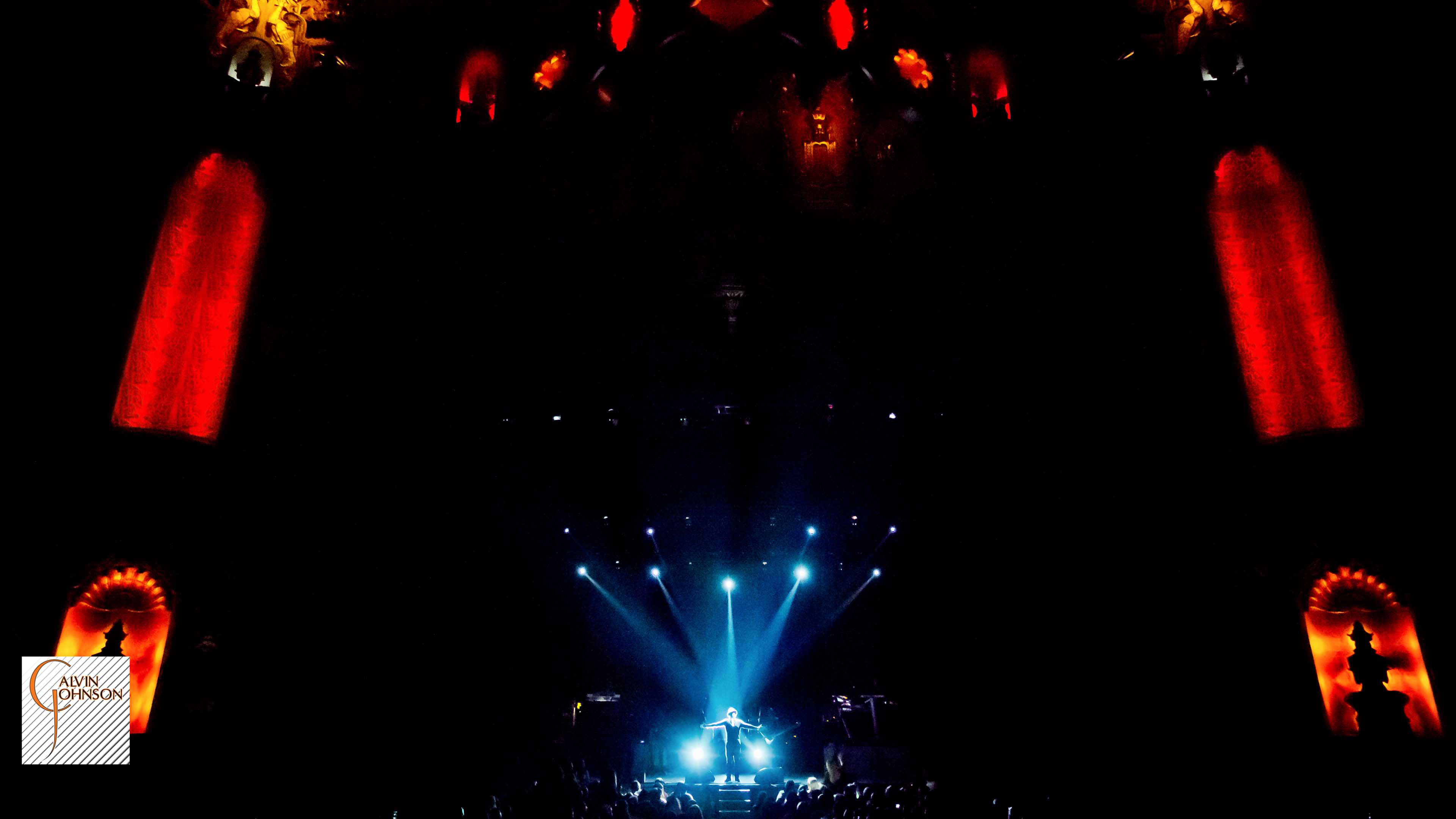 Center beams of light shining down on Anthony Hamilton singing at his Back to Love Tour Concert